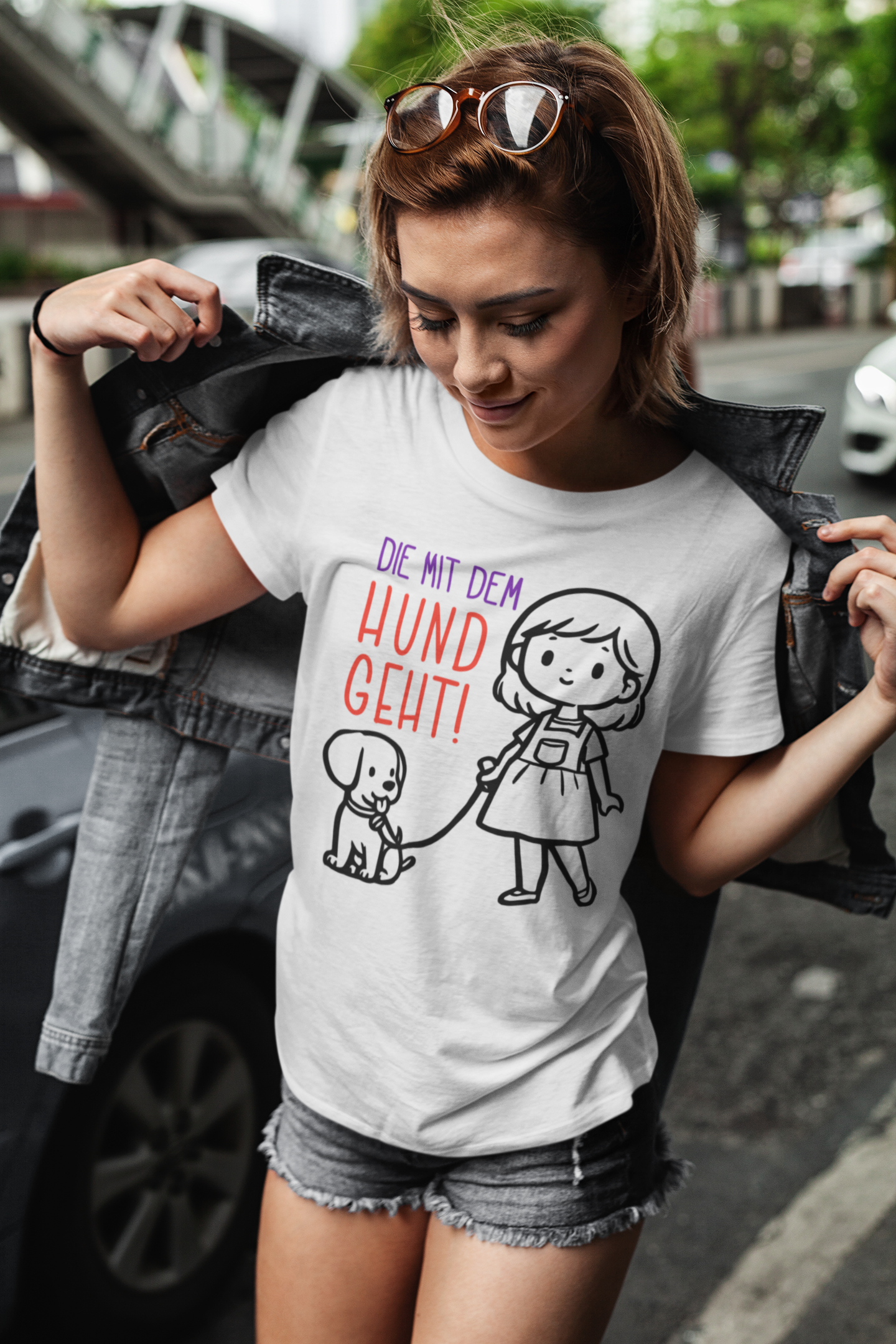 Die mit dem Hund geht - Damen T-Shirt